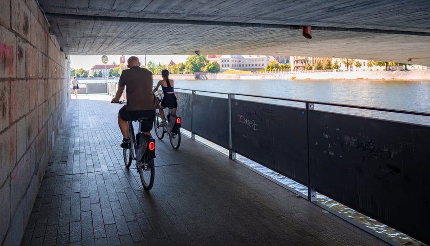 Przejazd dla rowerzystów i pieszych pod Mostem Pokoju to część nadodrzańskiej promenady z widokiem m.in. na Ostrów Tumski.