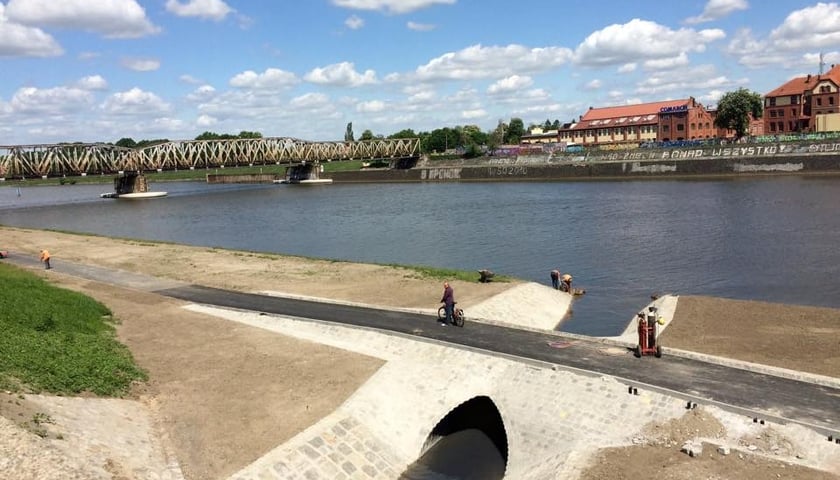 Przejazd rowerowy nad Odrą pomiędzy Mostami Warszawskimi i mostem kolejowym