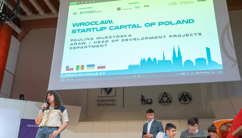 Gala X edycji projektu Wroclaw Koduje 2.0. Na scenie Paulina Muszyńska, kierowniczka StartUp Wrocław