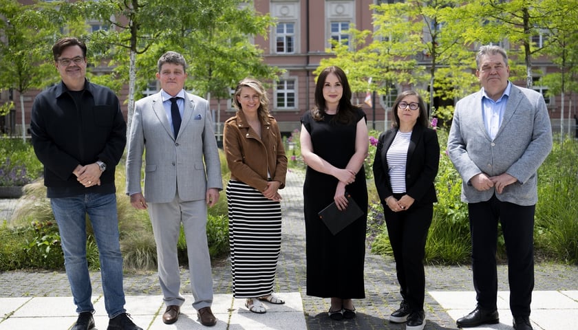 Ogłoszenie decyzji o wznowieniu prac nad uchwałą krajobrazową. Od lewej: radny Igor Wójcik, wiceprezydent Wrocławia Ryszard Kessler, radna Dorota Pędziwiatr, radna  Anna Kołodziej, Małgorzata Jordan, wicedyrektor Wydziału Architektury i Zabytków, plastyk miejski, Grzegorz Roman, wiceprezydent Wrocławia