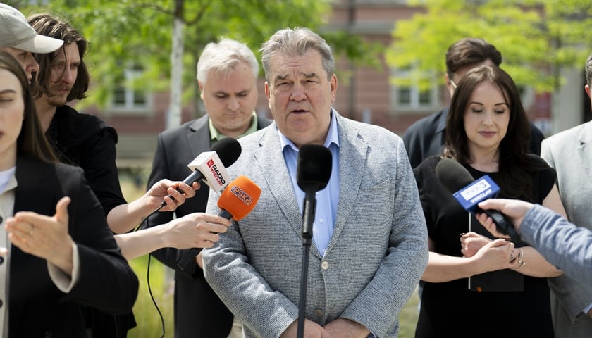 Grzegorz Roman, wiceprezydent Wrocławia. Na zdjęciu mężczyzna podczas brifingu mówi do mikrofonu