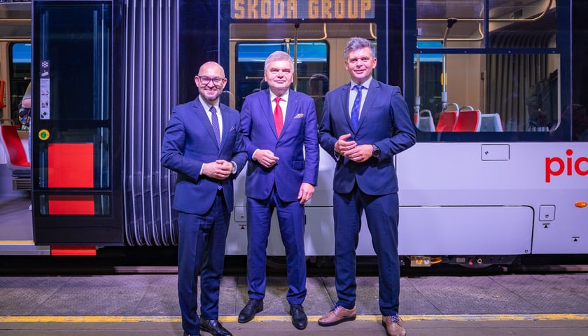 Prezes MPK Witold Woźny, wiceprezes Skoda Transportation Tomáš Ignačák i wiceprezes MPK Wrocław Przemysław Nowicki
