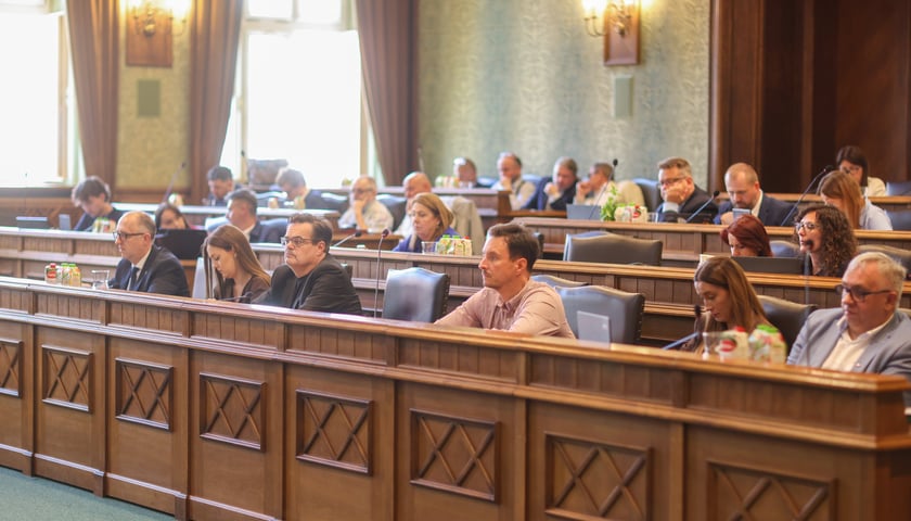 Radni w Sali Sesyjnej podczas XXXIII Sesji Rady Miejskiej Wrocławia - 18 czerwca 2026 r.