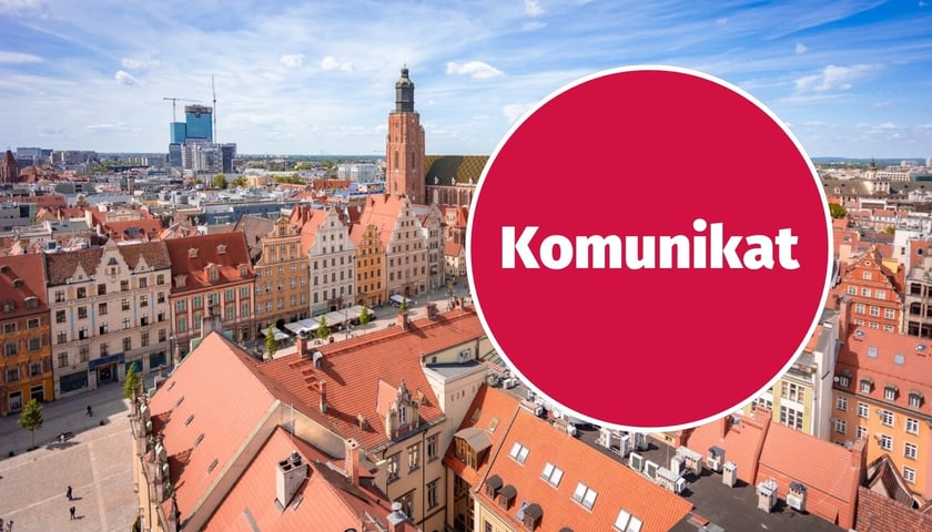 Zdjęcie ilustracyjne: panorama Wrocławia z wieży wrocławskiego ratusza, napis komunikat