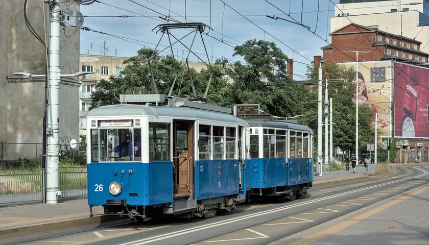 Krakowski skład tramwajów typu N zatrzymuje się na przystanku
