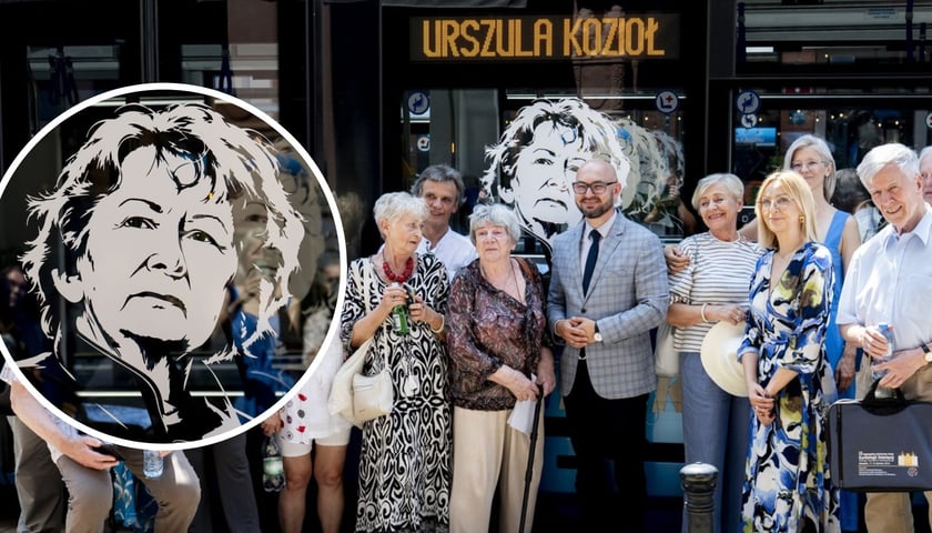 dwa zdjęcia: na zdjęciu dużym uczestnicy uroczystości odsłonięcia portretu Urszuli Kozioł i inauguracji tramwaju nazwanego imieniem poetki, na małym portret Urszuli Kozioł na szybie tramwaju