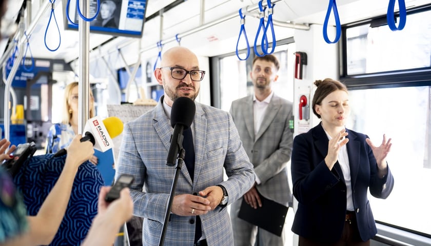 <p>MPK Wrocław nadało jednemu ze swoich pojazd&oacute;w imię Urszuli Kozioł, przemawia Witold Woźny, prezes MPK Wrocław</p>