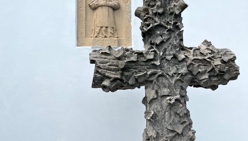 Epitafium i krzyż przy kościele
