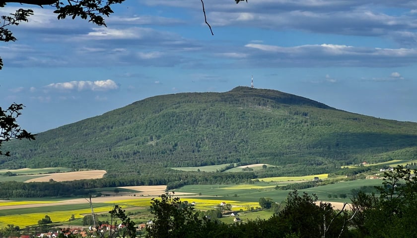 <p class="MsoNormal">Ślęża widziana ze Wzg&oacute;rz Kiełczyńskich</p>