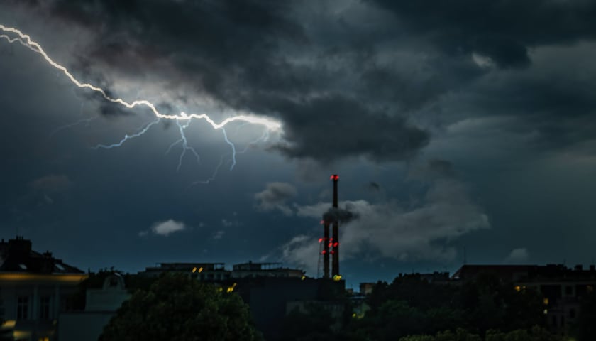 Burza nad Wrocławiem. Na zdjęciu widać błysk pioruna nad miastem