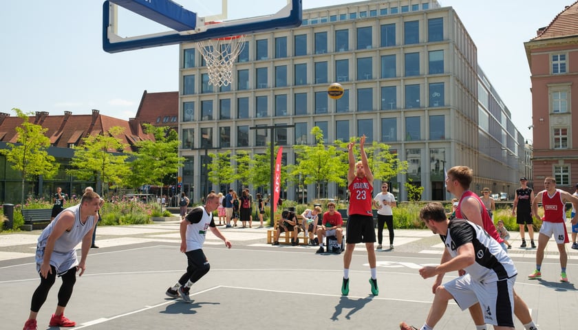 #KoszeWeWro 2026. Wrocław gra w koszykówkę na Placu Nowy Targ - mężczyzna rzuca do kosza podczas meczu / 20.06.2026 r.
