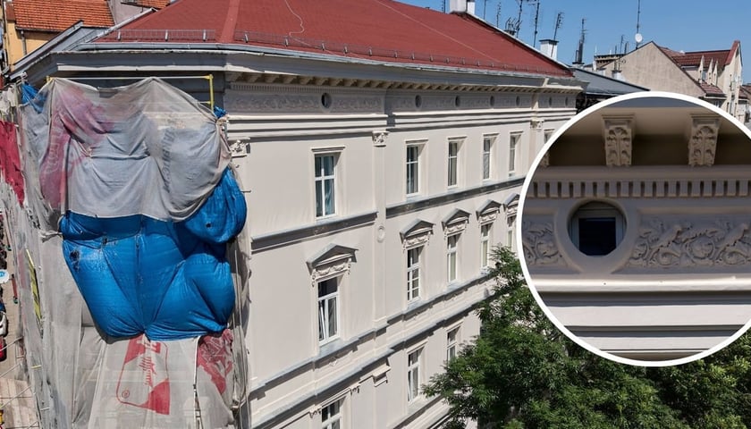 Світлина з дрона, на якій видно дах і верхні поверхи реставрованої кам’яниці на вул. Otwarta, 15, праворуч — кругла вставка зі збільшеним зображенням декоративного вінцевого карниза, оздобленого рослинними та пташиними мотивами.