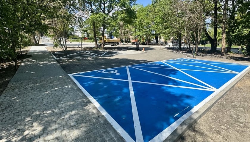 Паркінг «Parkuj i Jedź» біля станції Wrocław Leśnica очікує на завершальні роботи та технічне приймання.  У червні його буде відкрито для водіїв і велосипедистів.