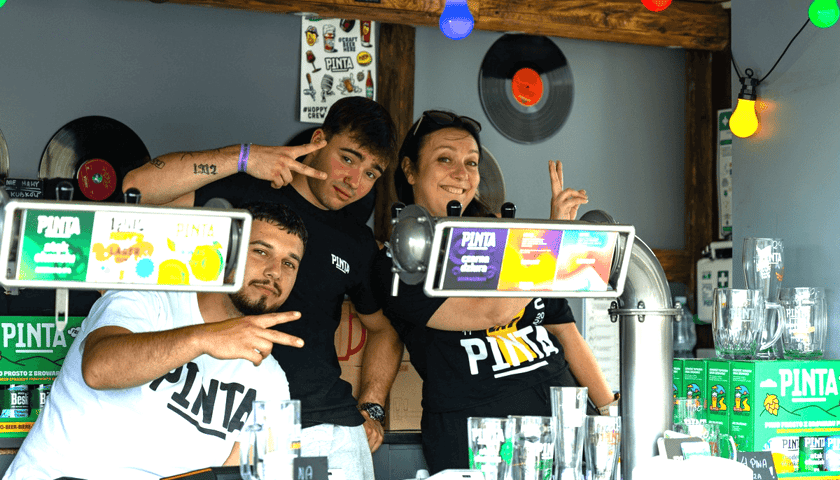 Wrocławski Festiwal Dobrego Piwa na Tarczyński Arenie - 20 czerwca 2026 r. Na zdjęciu trzy osoby pozuje do zdjęcia na jednym ze stoisk Festiwalu 