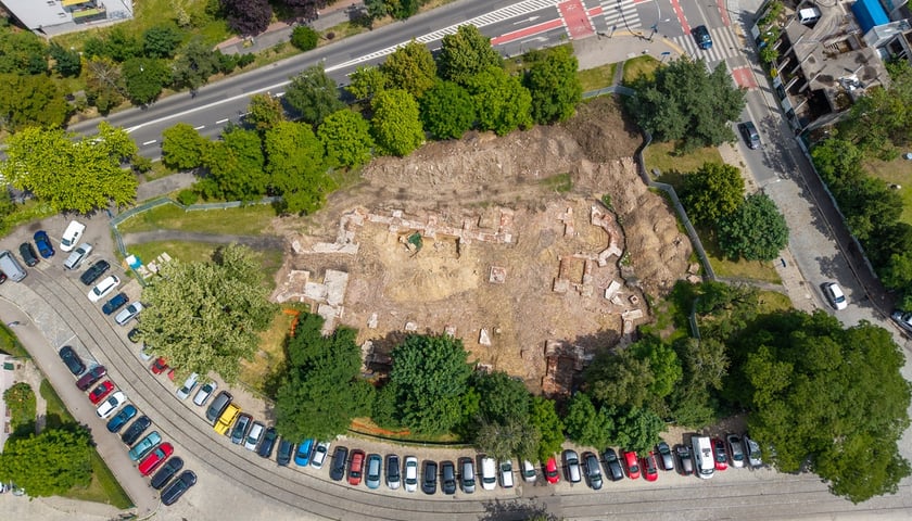 Na skwerze przy ul. Rybackiej prowadzone są prace archeologiczne