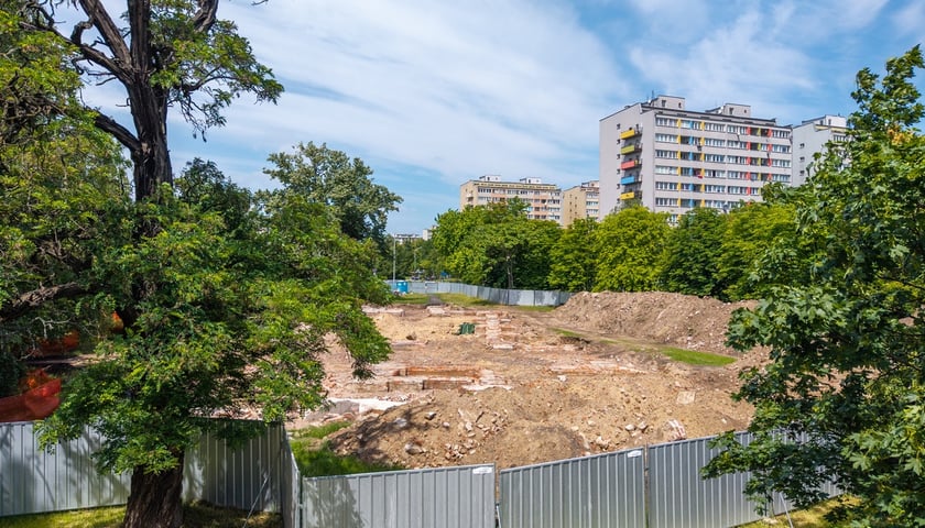 Na skwerze przy ul. Rybackiej prowadzone są prace archeologiczne. Na zdjęciu ogrodzony plac z murowanymi elementami wystającymi z ziemi