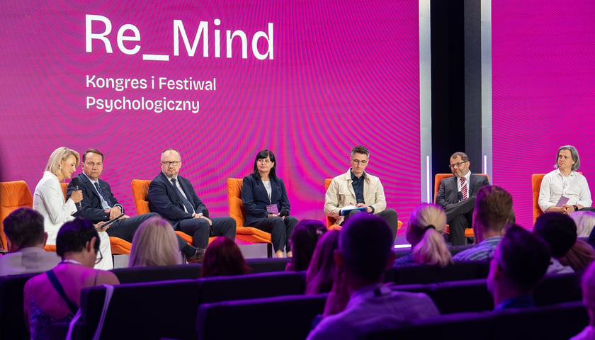Uczestnicy debaty "Wojna i pokój" rozpoczynającej Kongres i Festiwal Psychologiczny Re_Mind.