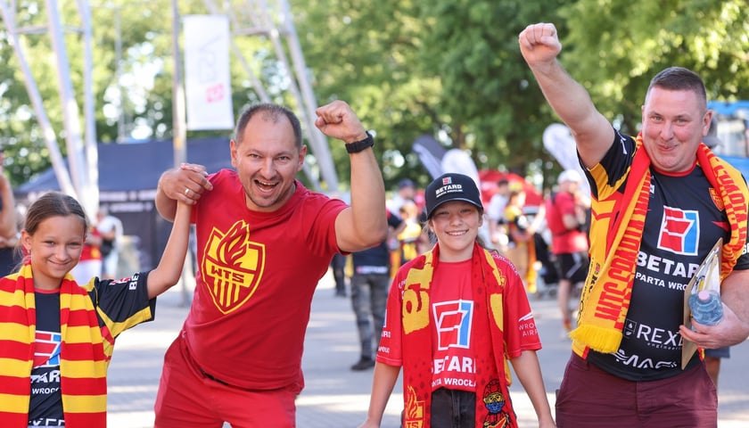 Radośni kibice Betard Sparty Wrocław z klubowymi barwami przed meczem ze Stalą Gorzów na Stadionie Olimpijskim. Humory dzięki okazałemu zwycięstwu dopisywały także po spotkaniu - 23 czerwca 2026 r.