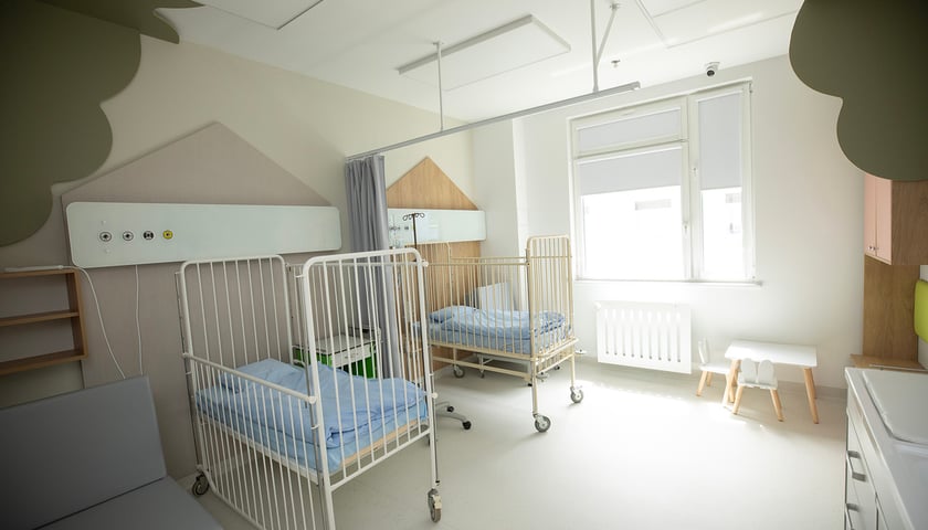 Sala szpitalna w kliniki kardiologii i kardiochirurgii dziecięcej USK we Wrocławiu