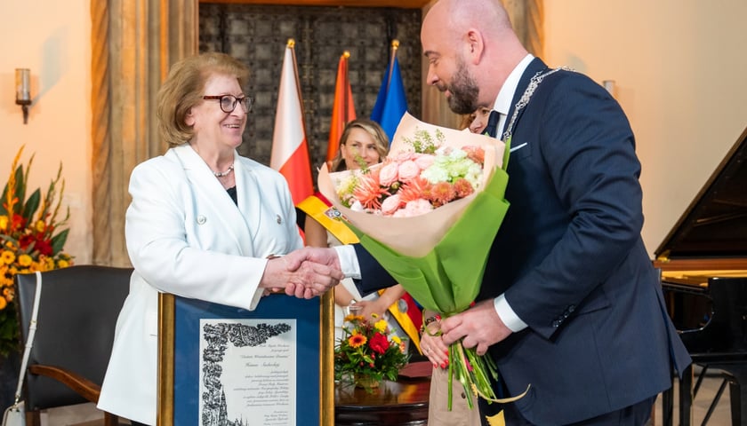 Hanna Suchocka odbiera tytuł Honorowego Obywatela Wrocławia z rąk prezydenta Wrocławia Jacka Sutryka