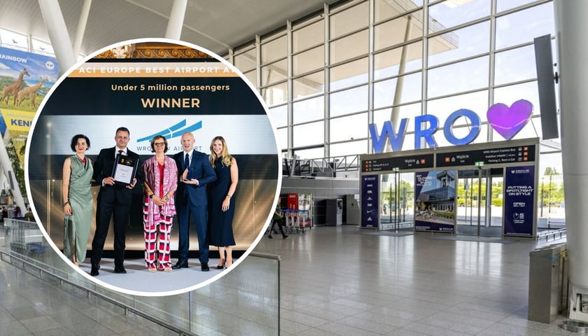 Terminal Portu Lotniczego Wrocław, w kółeczku przedstawiciele zarządu lotniska odbierają nagrodę ACI EUROPE Best Airport Award 2026