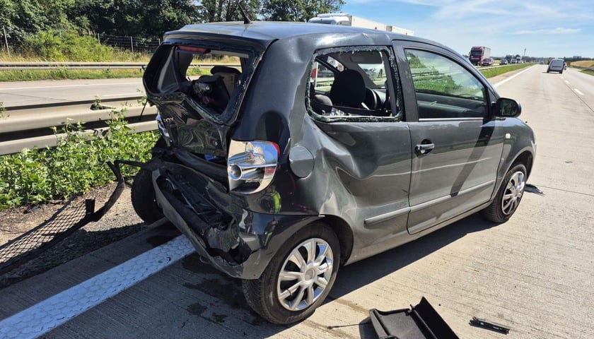 Zdjęcie z wypadku na A4 - uszkodzony samochód 