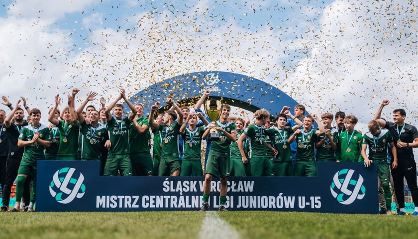 Młodzi piłkarze U15 Śląska Wrocław cieszą się z mistrzostwa Polski