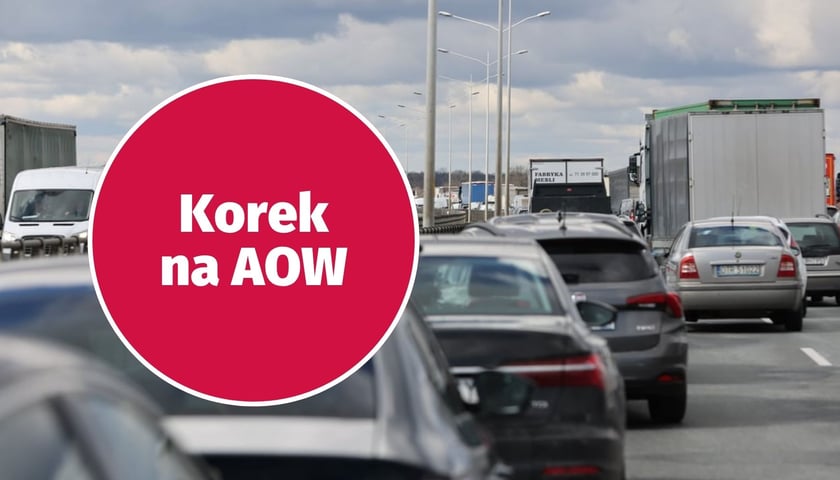 Samochody stojące w korku na AOW, zdjęcie ilustracyjne