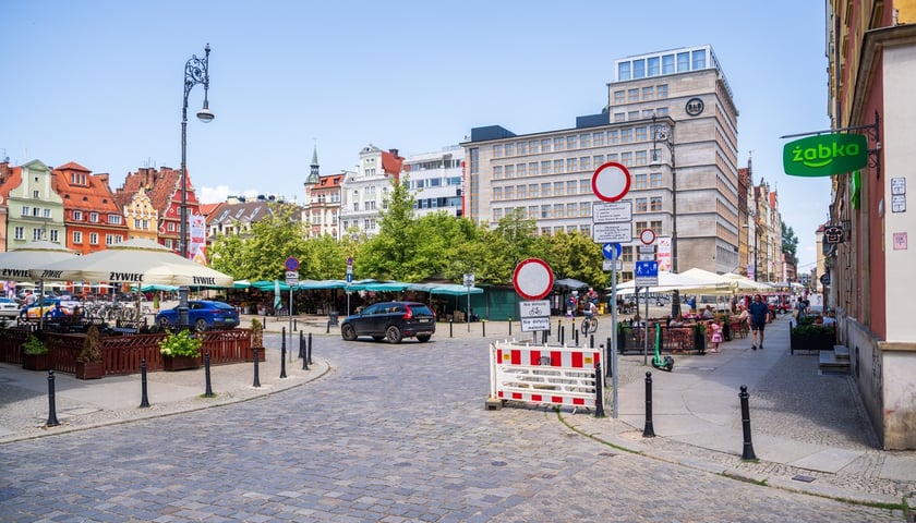 Plac Solny, znaki zakazu przy wjeździe na plac Solny. 
