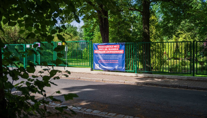Baner z informacjami dla mieszkańc&oacute;w o przyszłości przedszkola przy ul. Sławka