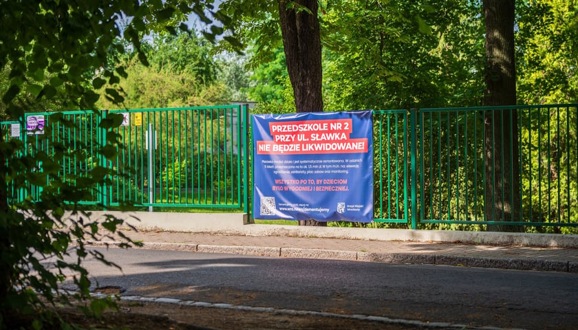 Baner z informacjami dla mieszkańc&oacute;w o przyszłości przedszkola przy ul. Sławka