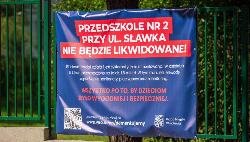 Baner z informacjami dla mieszkańc&oacute;w o przyszłości przedszkola przy ul. Sławka
