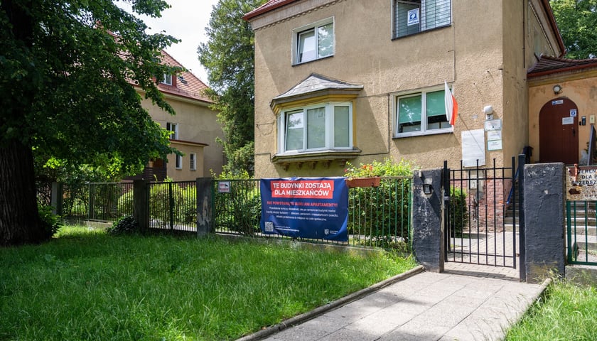 Baner z informacjami dla mieszkańc&oacute;w o przyszłości przedszkola przy ul. Łączności