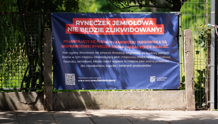 Baner z informacjami dla mieszkańc&oacute;w o przyszłości Ryneczku Jemiołowa