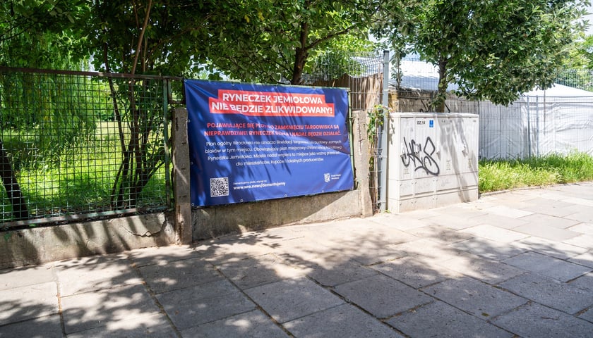 Baner z informacjami dla mieszkańc&oacute;w o przyszłości Ryneczku Jemiołowa