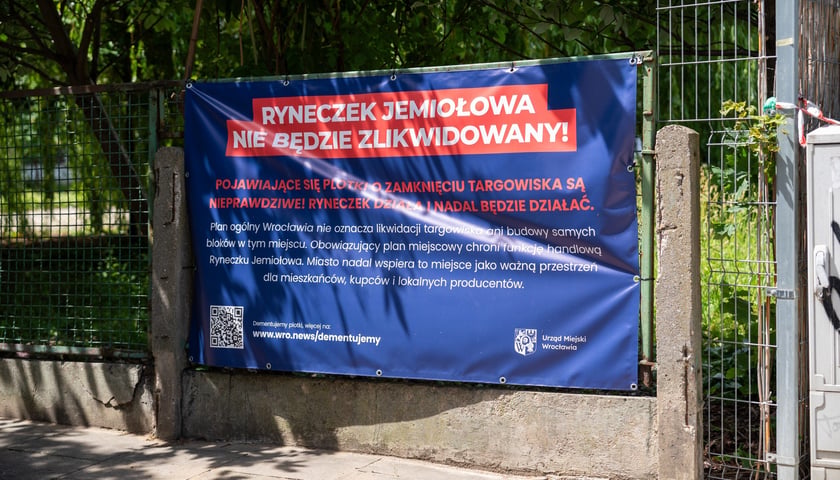 Baner z informacjami dla mieszkańc&oacute;w o przyszłości Ryneczku Jemiołowa