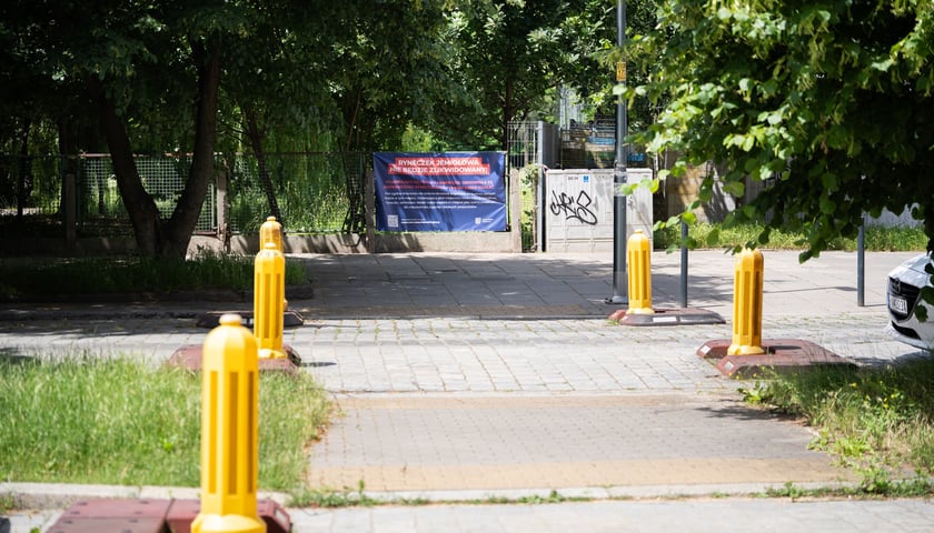 Baner z informacjami dla mieszkańc&oacute;w o przyszłości Ryneczku Jemiołowa