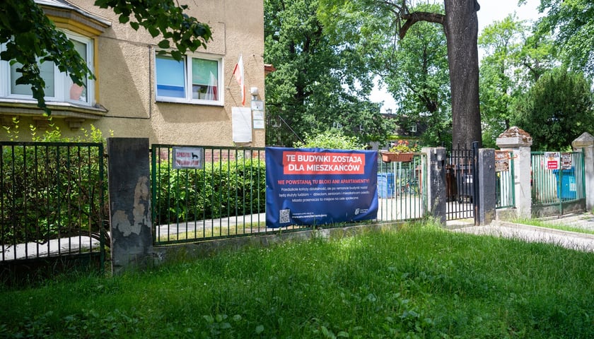 Baner z informacjami dla mieszkańc&oacute;w o przyszłości przedszkola przy ul. Łączności