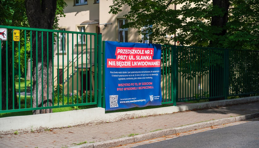 Baner z informacjami dla mieszkańc&oacute;w o przyszłości przedszkola przy ul. Sławka