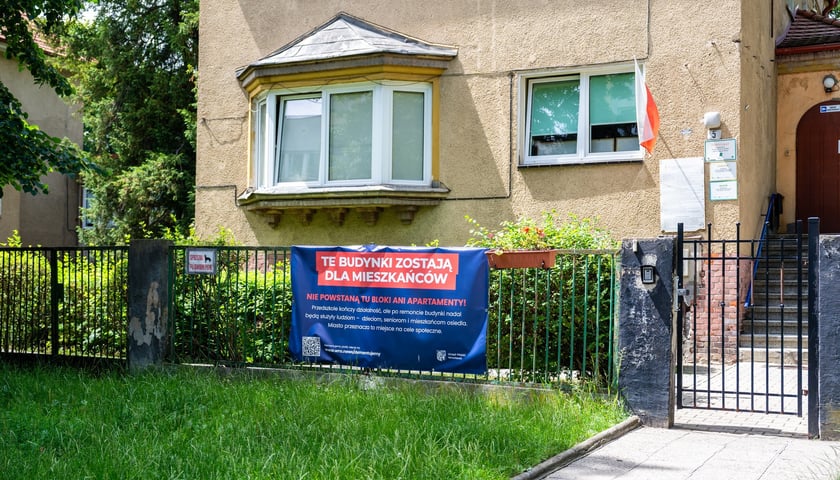 Baner z informacjami dla mieszkańc&oacute;w o przyszłości przedszkola przy ul. Łączności