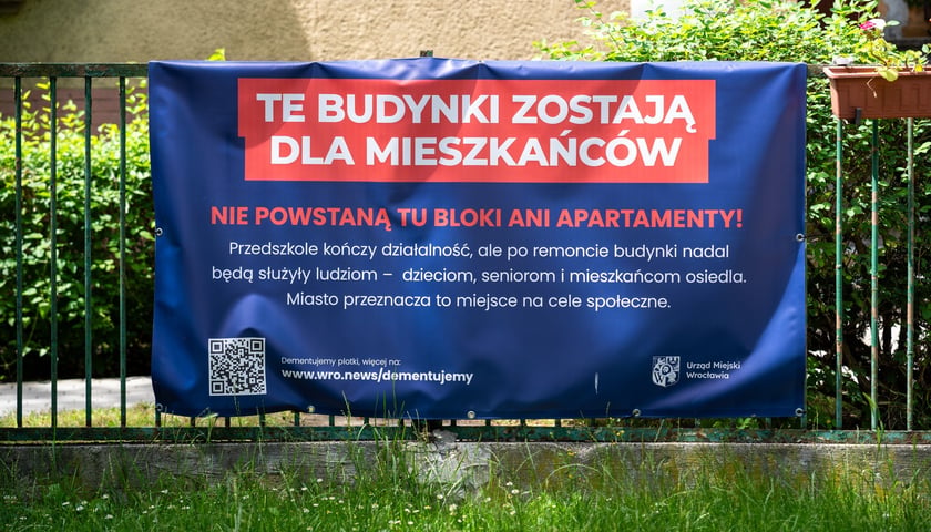 Baner z informacjami dla mieszkańc&oacute;w o przyszłości przedszkola przy ul. Łączności