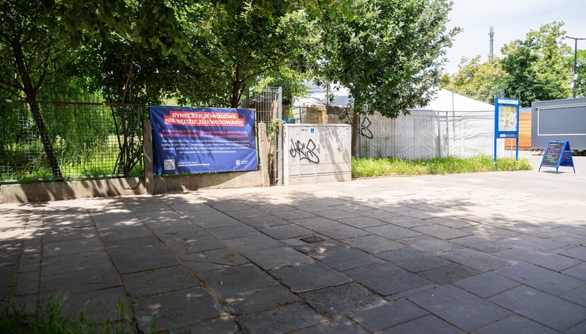 Baner z informacjami dla mieszkańc&oacute;w o przyszłości Ryneczku Jemiołowa