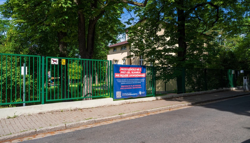 Baner z informacjami dla mieszkańc&oacute;w o przyszłości przedszkola przy ul. Sławka