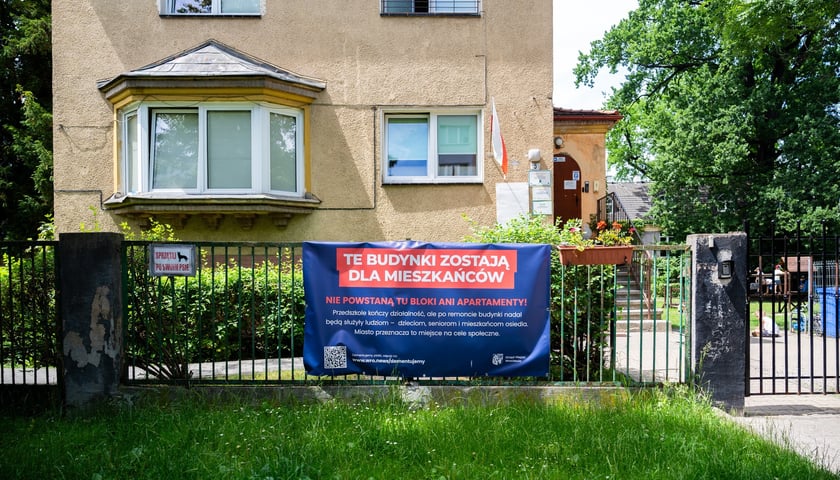 Baner z informacjami dla mieszkańc&oacute;w o przyszłości przedszkola przy ul. Łączności