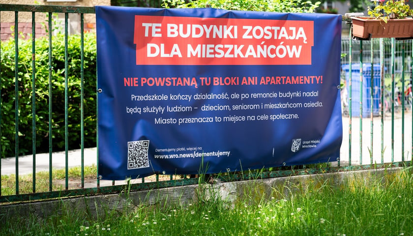 Baner z informacjami dla mieszkańc&oacute;w o przyszłości przedszkola przy ul. Łączności