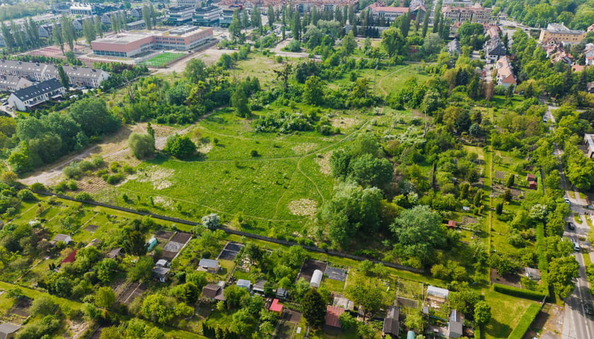 7,8 hektara terenów w rejonie ulic Ołtaszyńskiej i Zwycięskiej, będące dotąd w rękach Agencji Mienia Wojskowego oficjalnie jest już miejskie.