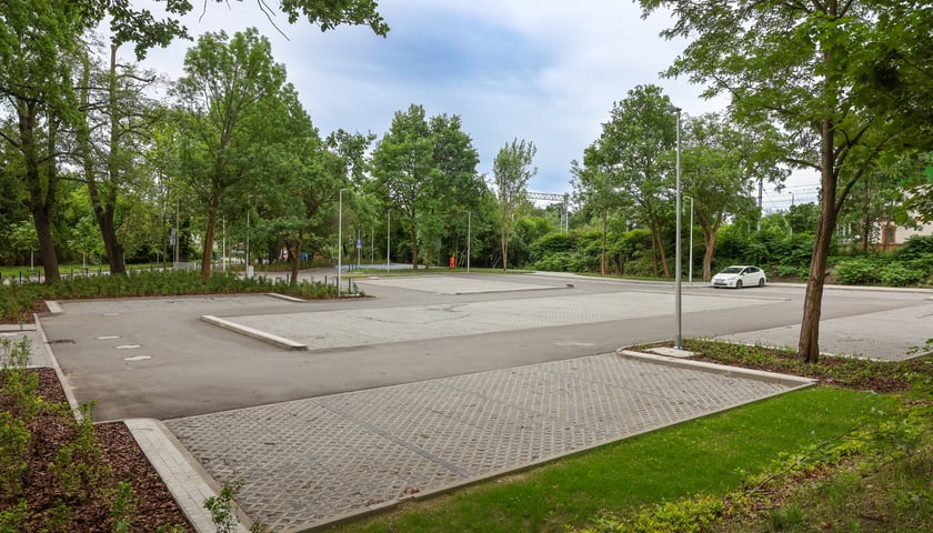 Przy stacji kolejowej, przy ulicy Rubczaka, powstało 66 miejsc parkingowych oraz zadaszona wiata rowerowa.