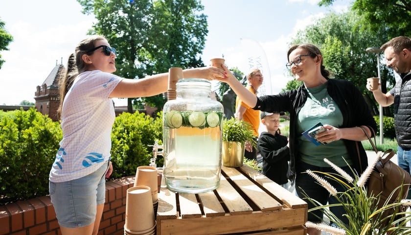 Piknik w Hydropolis. Na zdjęciu dwie kobiety przy stoisku Pij Kranówkę