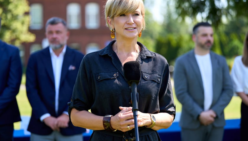 Podpisanie umowy na budowę kompleksu TBS Wrocław na Brochowie. Katarzyna Szymczak-Pomianowska, dyrektor Departamentu Strategii i Zrównoważonego Rozwoju Urzędu Miejskiego Wrocławia