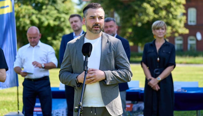 Podpisanie umowy na budowę kompleksu TBS Wrocław na Brochowie. Jan Bujak, Dyrektor Departamentu Nieruchomości i Eksploatacji Urzędu Miejskiego Wrocławia